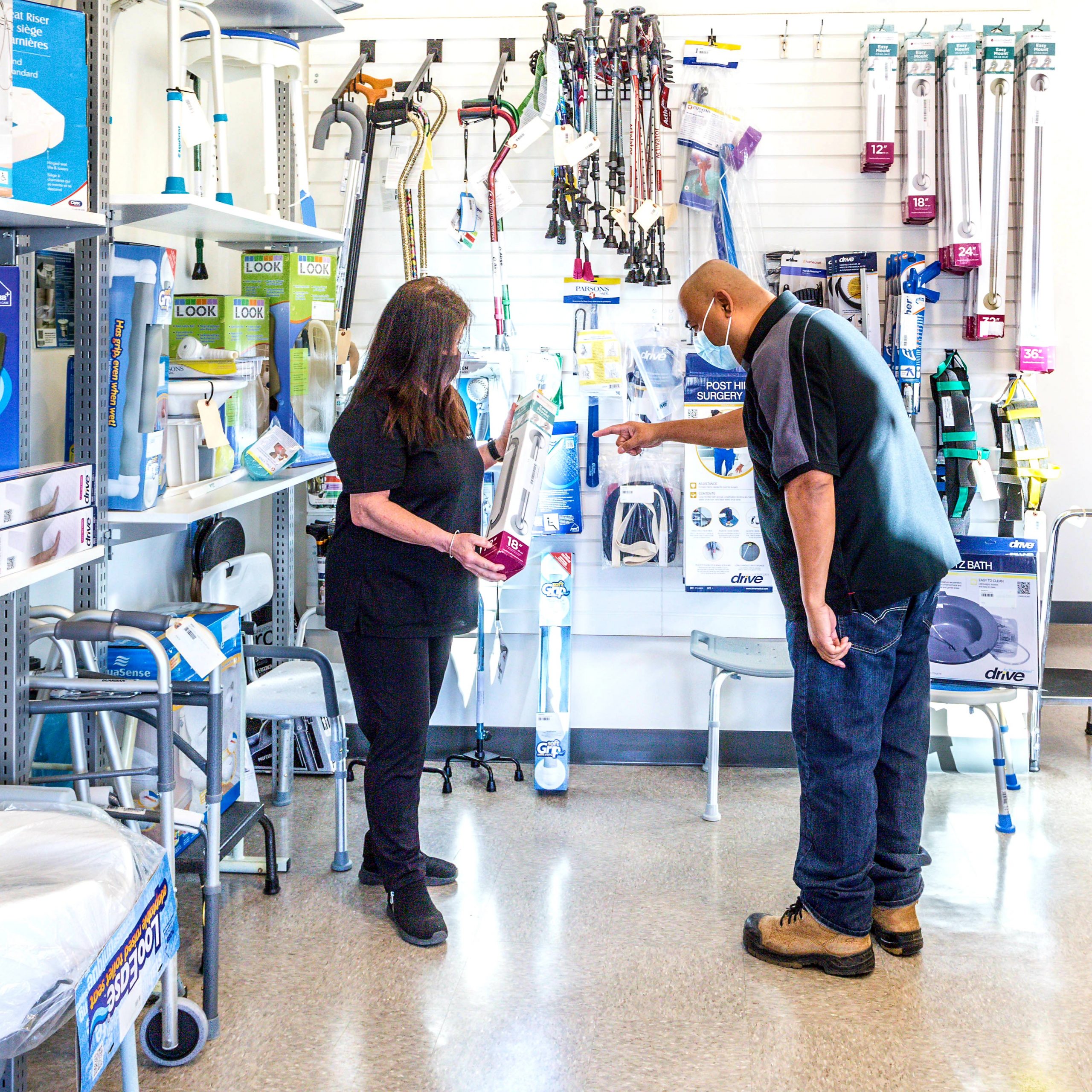 Nanaimo bathroom display with Motion team member helping a client
